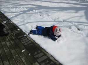 Skoro wujek nie widział śniegu od ponad 4 lat, to aż się prosiło mu przypomnieć jaka to frajda potarzać się w nim (ciekawe dlaczego moja siostra jest odmiennego zdania? ;) )