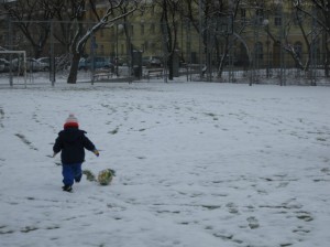 Trening z Dziadkiem czyni cuda - nawet na śniegu piłka wciąż przy nodze Alki :)